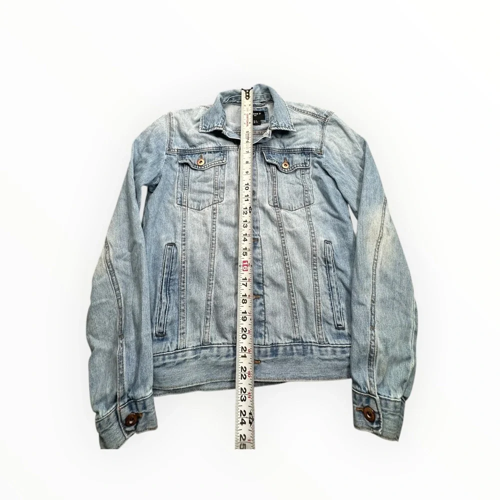 Forever‎ 21 Denim Jacket Mens S Light Blue Trucker Faded Button Up 3621
